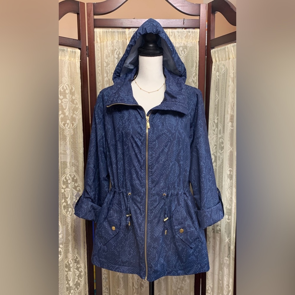 J M COLLECTION HIDDEN HOOD RAINCOAT WINDBREAKER - SZ MEDIUM